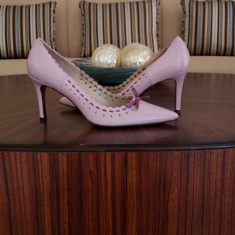 High heeled pumps